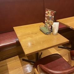 【テーブル席(椅子×ソファー)：2名掛け】片側がソファー席となっているお席もご用意。荷物をソファー席に置きやすいので、ご家族でのご利用やお買い物の際におすすめです！