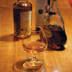 仕事帰りの一杯に◎バーエリアでお酒だけでも気軽に。