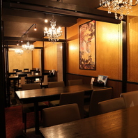 煌びやかなシャンデリアが彩る、非日常の隠れ家。