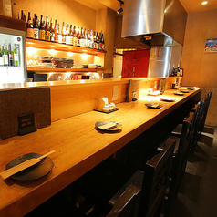 カウンター席は8席ご用意しており、仕事帰りのサク飲みに最適なスペースです。落ち着いた雰囲気の中で、ゆったりとした時間をお過ごしいただけます。一人でのリラックスタイムや、友人とのカジュアルな集まりにもぴったりな空間です。