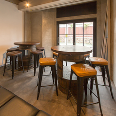 円卓の５名テーブルが２つございます。