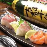 錦市場直送の新鮮なお造り3種盛り合わせ♪ 季節によって仕入れを変えております。