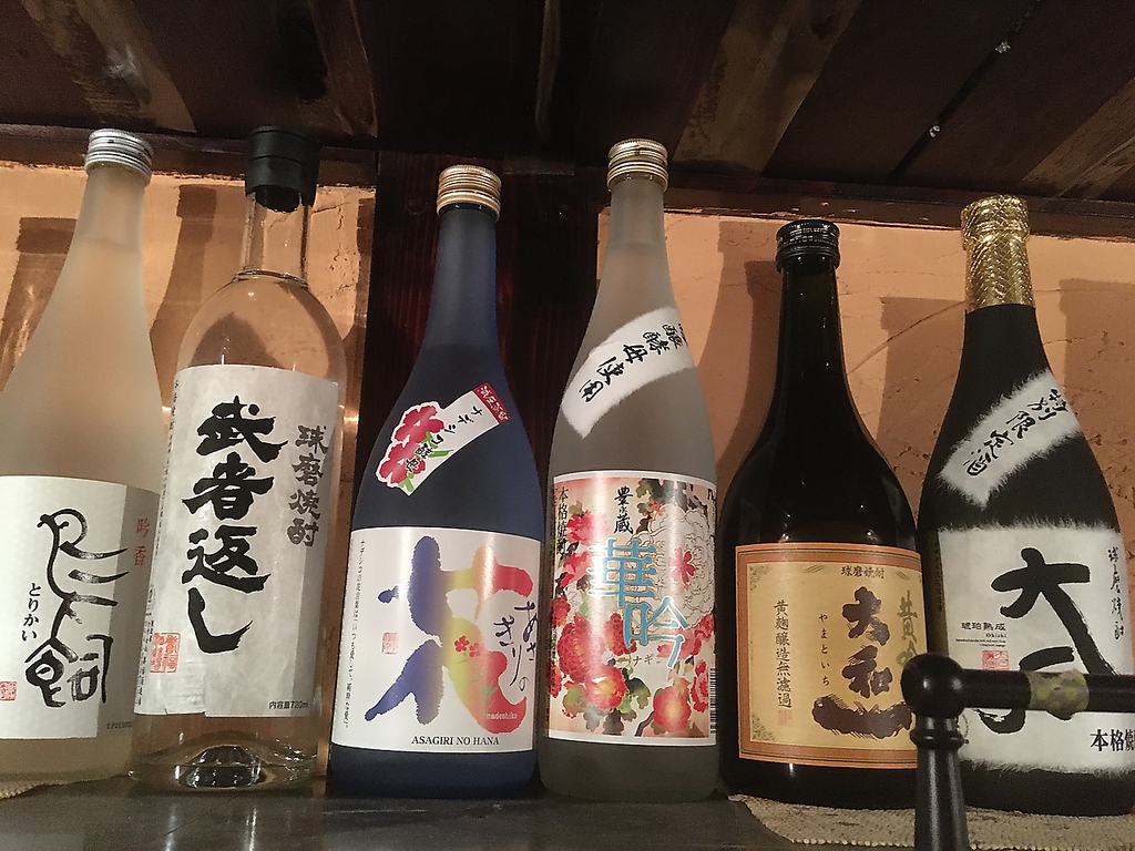 球磨焼酎全27蔵の商品を取り扱っております。味わいなどは球磨焼酎案内人の店主までお尋ねください。