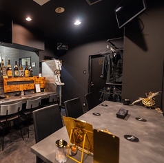 【洗練されたデザインの店内で、心地よい時間を】ゆったりとしたテーブル席は、6名様まで対応可能！宴会などの集まりにも最適なコースもございます♪合わせてご利用ください。