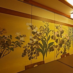 木のあたたかさを感じる、和の雰囲気で落ち着ける店内です。四季折々の旬の美味しさを詰め込んだ季節のコースを豊富にご用意。旬を味わう前菜、心まであたたまる小鍋などバラエティ豊富なメニューをご堪能下さい。