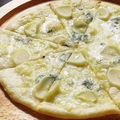 料理メニュー写真 ニンニクとゴルゴンゾーラのピザ