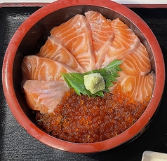 親子丼（サーモンとイクラの親子）（味噌汁、漬物、小鉢、デザート付）