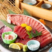 八州名物「マグロの断面刺し」は脂のノリが違います！口の中でとろける極上の味をぜひご賞味ください。いろんな部位を刺身でお楽しみいただけるので食感の違いを感じていただけます。お好きな日本酒と合わせるとGOODです♪