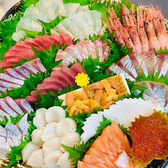 テイクアウト用に、ご予算や人数に応じた盛り合わせをご用意します。「こんなものを入れてほしい」「お子様向けが良い」「ボリュームより質を重視」など、どんなご要望にもお応えします。手巻き用の盛り合わせも可能で、魚屋ならではの新鮮な魚を使用しています。