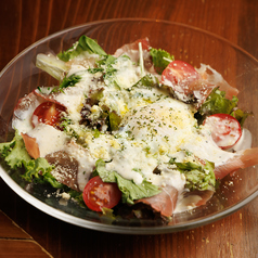 生ハムと温泉卵のシーザーサラダ
