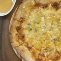 料理メニュー写真&nbsp;5種チーズのピザ