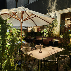 金土曜日にはDJによる音楽を楽しむことができます。（天候等によっては中止する場合がございます）