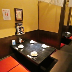 【2～4名様向け掘り炬燵席】大切なひとときをゆったりとお過ごしいただける、プライベート感を重視した完全個室をご用意しております。周囲を気にせずお食事や会話を楽しめるため、デートや記念日、特別な日のご利用にも最適。落ち着いた雰囲気の中で、心地よい時間をお過ごしいただけます。ご予約・ご相談もお気軽に。