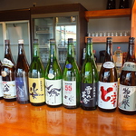 全国各地の地酒が置いてある日本酒バルで、お好みの銘柄を見つけて下さい♪