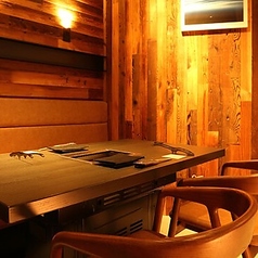 ベビーカーや車椅子ごとご着席可能な4名掛けテーブル。小さなお子様連れのお客様も安心◎(ベビーチェア完備)