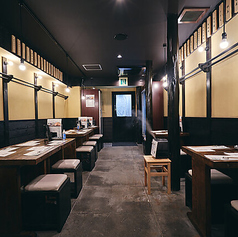 ゆったりと座れるテーブル席をご用意しました。店内には落ち着いたモダンジャズが流れ、心地よいBGMとともに食事をお楽しみいただけます。友人や大切な方とのお食事に最適な空間です。