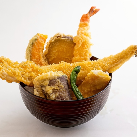 昭和レトロな空間で楽しむ、揚げたてサクサク天ぷらと旨みたっぷりの天丼！