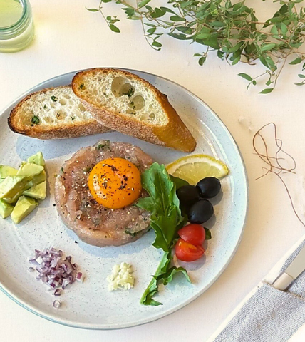 地元、宮古島食材をふんだんに使用した料理を堪能できる、落ち着く雰囲気のレストラン