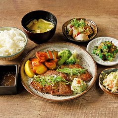 阿波黒毛牛特上ステーキにぎやか定食（レギュラー）