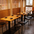 親しみやすい酒場の雰囲気を演出する、9～12名様向けのテーブル席！会社の宴会や友人との飲み会にぴったりです！みんなで飲んで、食べて、笑い合う楽しい時間を存分にお楽しみください！