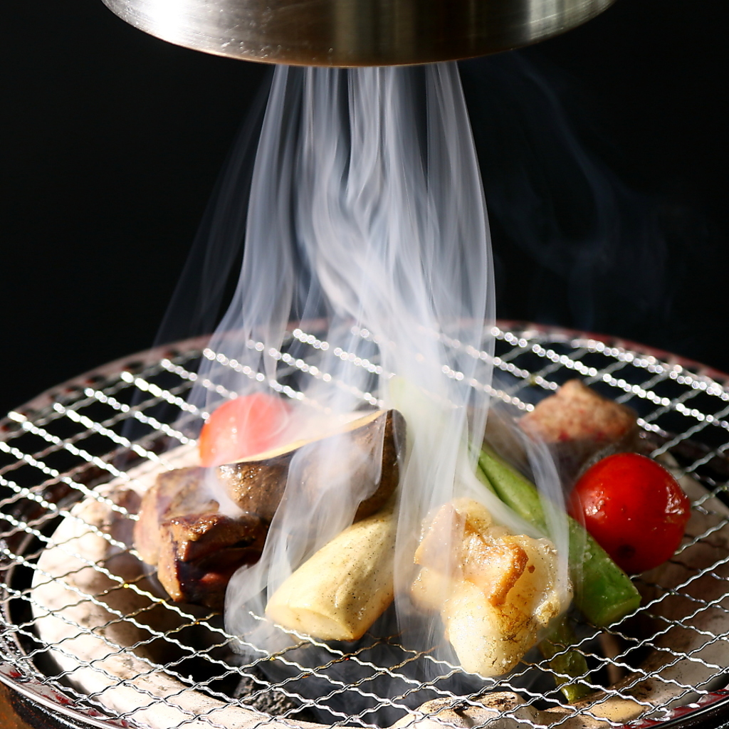 炭火の煙で燻して焼く！牛もつ専門店