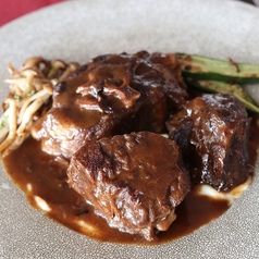 牛テールと牛ホホ肉の赤ワイン煮込み