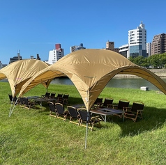 どこまでも広がる青い空と緑の芝生！街なかにいることを忘れてしまうほどの、圧倒的な開放感がここにあります。大型のドーム型タープの下なら、大人数のイベントでも一体感たっぷり。会社のレクリエーションや地域の集まりなど、いつもとは違う特別なBBQで、最高の思い出を作りませんか？