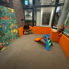 【キッズルーム】小さいお子様連れのお客様も安心!お子様用設備を完備◎店内にキッズールームを完備しております。こちらのお席は、お呼び出しまでの待機時間や、お食事の際にお子様を遊ばせるスペースとして自由にご利用いただけます。キッズスペースでの飲食は不可となっております。