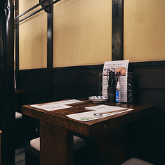 2名様から人数に合わせてご利用いただけるテーブル席は、様々なシーンで活躍します。ゆったりとしたソファでくつろぎながら、美味しい貝料理を心ゆくまでお楽しみください。