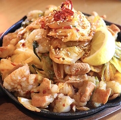 【秘伝の甘辛たれで漬け込んだ】鉄鍋ホルモン焼