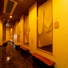 3階には8名様掛けの完全個室席が5卓ご用意しております。完全個室なのでプライベート空間で楽しんでいただけます。