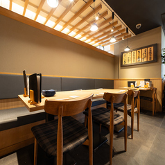 ご家族やご友人とのご宴会にぴったりな6名様席。木のぬくもりを感じる温かい店内で、自慢の海鮮料理の数々と美味しいお酒を心ゆくまでお楽しみください♪