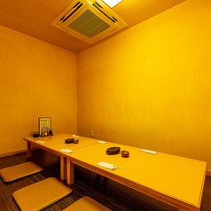 4名様でご利用いただけるテーブル席。友人や家族とのお食事利用におすすめです。広々と寛げるお席なので、ゆったりお食事を楽しめます。