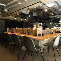 炭火で串焼きが焼き上がる様子を楽しめるコの字型カウンター席を完備しております。「美味しい焼鳥と心ゆくまで美酒を」というコンセプトのもと、お一人様はもちろん、デートにも最適なお席です。上質な大人の時間をお過ごしください