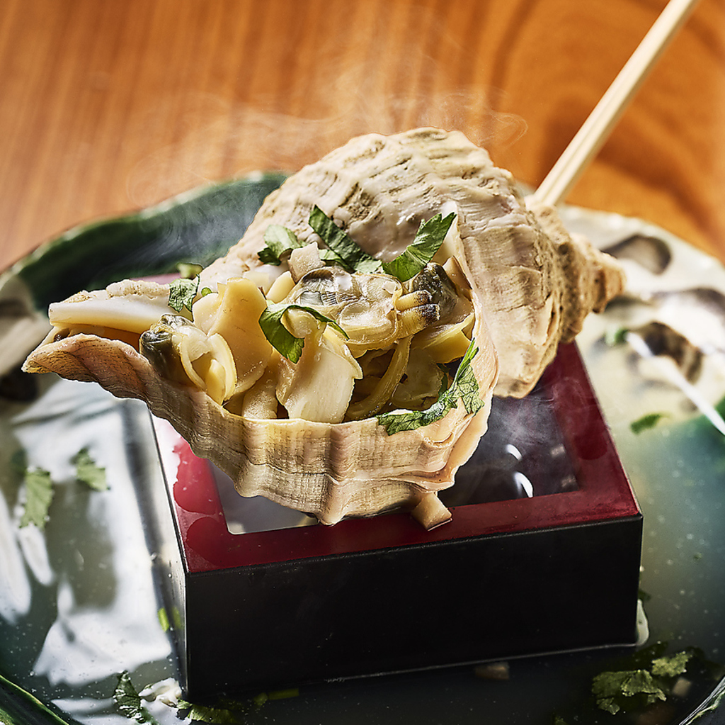 ハマグリとツブ貝から取ったこだわりのお出汁。最後の一口まで楽しんでいただける逸品です。