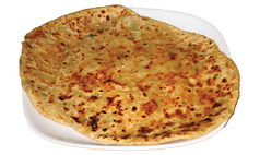 【2F 9～10名様テーブル席】ご家族とのお食事や各種飲み会などに最適なお席です。円形テーブルでお料理を囲んで、ゆったりと語らうひとときをお過ごしいただけます◎