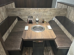 2名様用テーブル席です。広く明るい作りになっております。ぜひご来店をお待ちしております。