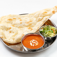 絶品ナンとスパイス豊かなカレーセットが大好評♪