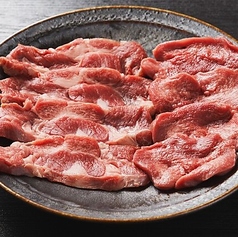 脂と歯ごたえのバランスがたまらない「タン中」の写真