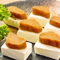 料理メニュー写真 沢庵の燻製（自家製いぶりがっこ）とクリームチーズ