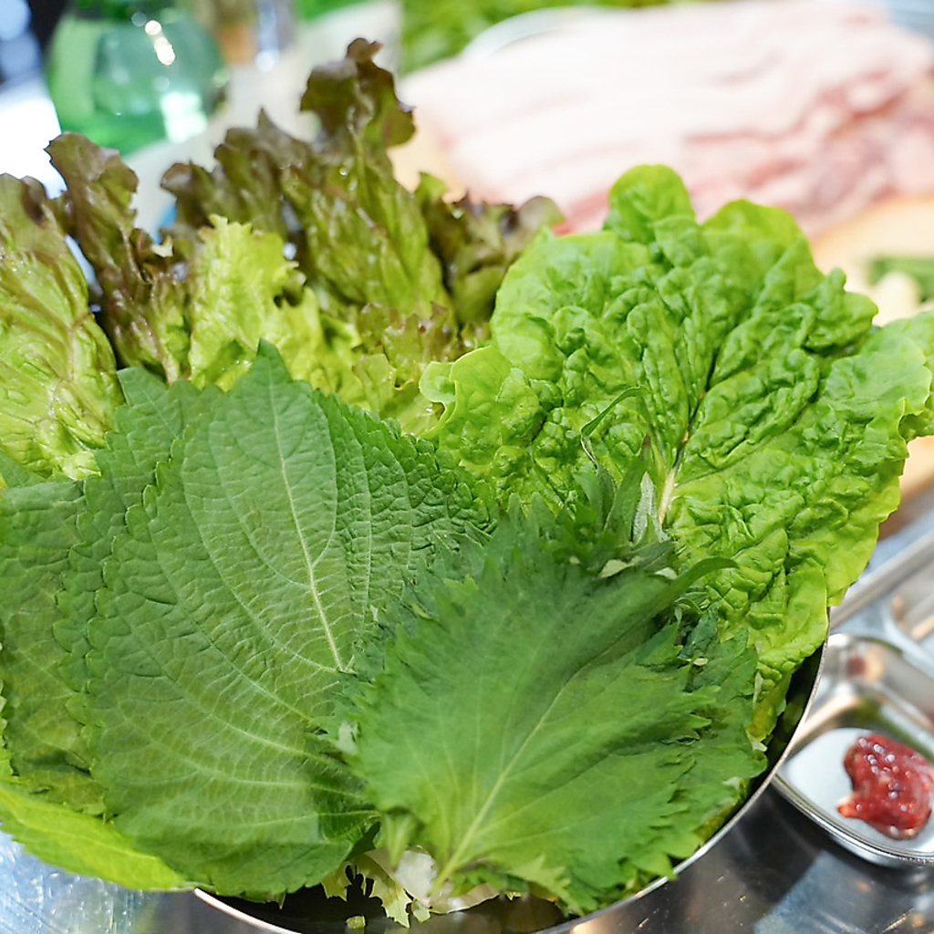 ４種の野菜と一緒に生サムギョプサルをご堪能ください！
