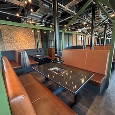 落ち着いた雰囲気でお食事を楽しみたい方には、こちらのソファ席がおすすめです。レンガ調の壁と柔らかな照明が、インダストリアルでおしゃれな空間を演出。ゆったりとしたソファで寛ぎながら、煙の出ない無煙ロースターでスマートにBBQをお楽しみいただけます。ご家族や少し贅沢な女子会などにいかがでしょうか。