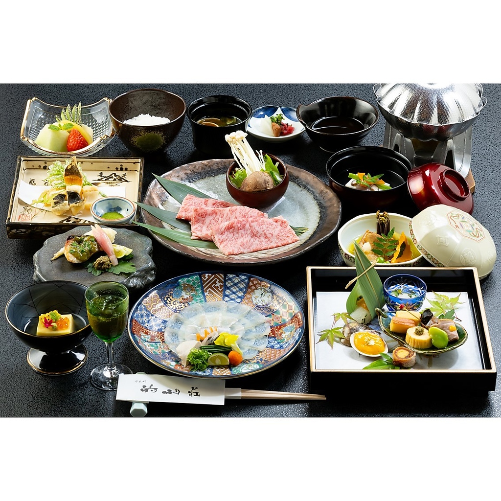 各種懐石料理は昼と夜でそれぞれ予約を承っております。季節ごとに変わる料理を心ゆくまで味わえる。