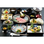 各種懐石料理は昼と夜でそれぞれ予約を承っております。季節ごとに変わる料理を心ゆくまで味わえる。