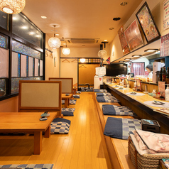 和の趣が魅力のアットホームな店内。お座敷タイプのテーブル席ですので、ゆったり脚をくつろげてお過ごしいただけます。
