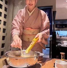 昼も専属スタッフが目の前で仕上げる至福の水炊きランチ