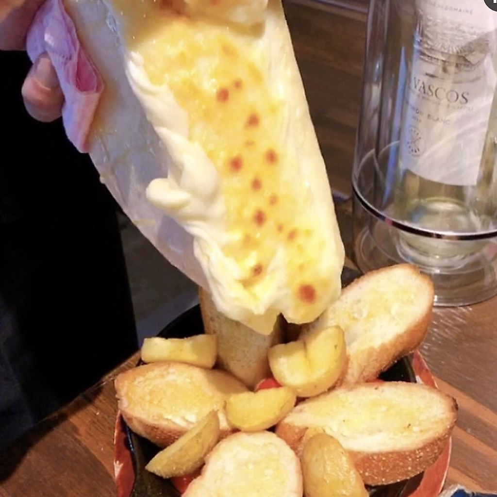 ラクレットチーズはインパクト大！人気メニュー♪