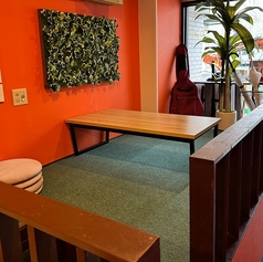 プライベート感のある小上がり席。少人数でのご利用にぴったりです。