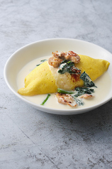 炭焼きチキンとほうれん草のクリームオムライス