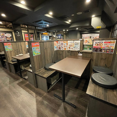 《程よいプライベート感》周囲とゆるやかに仕切られたボックス席で、気兼ねなく会話を楽しめる空間をご用意しております！